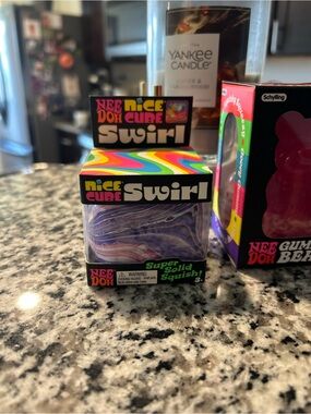 Nice Cube Swirl Super Solid Squish - Purple